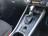 操作しやすいATシフトです。シフトチェンジを気にしなくてよいので運転だけに集中できますね。自然と手に届くところにある、手になじむ形状のシフトノブがいいですね。