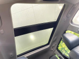 【大型サンルーフ】車内の解放感が一気に上がる大型のパノラマルーフ!季節を問わず開放的で快適なドライブをお楽しみいただけます。流通量も少なく希少価値の高い人気の装備です♪