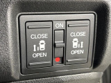 【両側パワースライドドア】スマートキーや運転席のスイッチで後席両側スライドドアの開閉が可能♪電動だから力を入れてドアを開ける必要が無く、小さなお子様でも簡単に開け閉めでき快適です♪