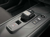 【オートブレーキホールド】渋滞時や信号待ちでブレーキを放しても停車してくれるオートブレーキホールド機能付きです。しっかりと確認してブレーキは離しましょう。