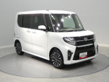 【都会的なカスタム】夜道も明るく照らすLEDヘッドライト。Customの存在感が際立ち、運転がしやすい設計です。