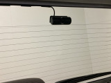 後方にもドライブレコーダーのカメラが付いています。前後両方でお車の周りを監視・記録いたします。