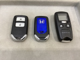 スマートキーを装備しています。鍵を差し込むことなくドアロックの開け閉めと、スタートボタン操作でのエンジンスタートができます。加えて、純正リモコンエンジンスターター用の操作キーもついています。