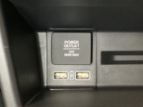 助手席前には横長のトレーとアクセサリーソケットがついています。その下に充電可能なUSB端子が2個ついていますので、手前のトレーにスマートフォンを置いて移動中でも充電できるので便利です。