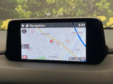 【マツダコネクトナビ】車内の雰囲気にマッチした一体型タイプのナビ。各種車輌設定やBluetooth再生等、様々な機能が楽しめます。直感的なダイヤル操作が可能で、使い勝手も良好です。