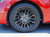 標準装備の純正16インチアルミホイール。タイヤサイズは185/60R16です。