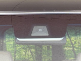 【ホンダセンシング】走行中に前方の車両等を認識し、衝突しそうな時は警報とブレーキで衝突回避と被害軽減をアシスト。より安全にドライブをお楽しみいただけます。