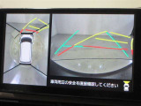 パノラミックビューモニター付きです。車両を上から見たような映像をディスプレイオーディオ画面に表示。運転席からの目視だけでは見にくい、車両周辺の状況をリアルタイムでしっかり確認できます。