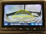リバースギアに入れるだけで後方の表示へ切り替わります。夜間や雨の日の駐車も楽になりますよ。