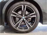【BMWアロイホイル】軽量かつ強度に拘ったアロイホイル。走行性能ポテンシャルを引き出す設計。車の足元を引き締めてくれる大きなポイントはアロイホイルです。