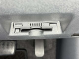 【ETC】高速道路などの料金所における自動料金支払いシステムです。車載器と料金所のアンテナとの間で無線通信を行い、料金を自動で支払うことができます。