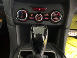 【オートエアコン】一度お好みの温度に設定すれば、車内の温度を検知し風量や温度を自動で調整。暑い&hellip;寒い&hellip;と何度もスイッチ操作をする必要はありません。快適な車内空間には必須の機能ですね♪