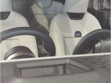 【ヘッドアップディスプレイ】現在の車速表示や目的地へのルート案内やメディア関連のリストを表示する事が可能です。視線移動を減らす事によりドライブに集中して頂けます。
