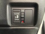 パワースライドドアが付いています。ワンタッチで簡単にお子様でも、お年寄りの方でも、開閉できますからとても便利です。キーレスや車内スイッチでも自動でドアの開閉ができます。