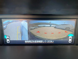 【フロント&サイドカメラ】ドライバーから見にくい死角部分を映像で確認できる前方と左側面にカメラを装着。見通しがきかない場所や住宅密集地などを運転することが多い人におすすめの安心装備です。