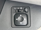 【電動格納ミラー】サイドミラーは電動格納式となっており、狭い駐車場でもキズがつくリスクを抑えられます。