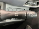 車外の明るさに応じでライトを点灯、消灯してくれるオートライト機能です☆お天気の良い昼間のトンネル走行などオートにしてると便利で安心です☆エンジン停止時にライトの消し忘れも無くなります☆