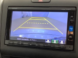 リバースギアに入れるだけで後方の表示へ切り替わります。夜間や雨の日の駐車も楽になりますよ。