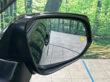 【ブラインドスポットモニター】走行中、ドアミラーの死角になりやすい箇所に後続車が接近するとサイドミラーのレンズに警告を表示!ドライバーに注意喚起をしてくれます。