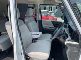 運転席まわりです。実際に座ってみて、乗り心地を体験してみてください,視界も良好です