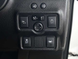 運転席右側にはエマージェンシーブレーキ、VDC、LDW(車線逸脱警報)等の操作スイッチが有ります。