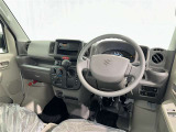 運転席まわりです。 各操作スイッチは使いやすい位置に配置されてます。