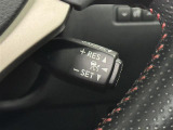 【レーダークルーズコントロール】従来のクルコンの機能に加え、先行車に接近すると、安全な車間距離を保ちながら先行車の車速に合わせ追従するシステム。