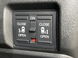 【両側パワースライドドア】スマートキーや運転席のスイッチで後席両側スライドドアの開閉が可能♪電動だから力を入れてドアを開ける必要が無く、小さなお子様でも簡単に開け閉めでき快適です♪