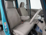 運転席のスペースはゆったりしていて、視界も広く確保されているので普段の運転からロングドライブまで快適です。