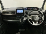 使いやすいレイアウトのダッシュボード周辺です。オートエアコンや小物入れなど嬉しい装備が満載です。