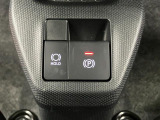 【電動パーキングブレーキ+オートブレーキホールド機能】 指先だけで簡単に操作が可能なパーキングブレーキ、スイッチを押すとブレーキペダルから足を離してもブレーキを保持できるオートブレーキホールド搭載。