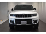 Jeep伝統の7スロットグリルが存在感ありますね。
