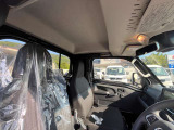 ゆとりの空間と十分なシートスライド量により、ラクな姿勢で運転でき、リクライニング機構付で休憩時も快適。