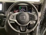 ハンドルにHondaセンシング系のクルーズコントロールやレーンキープアシストなどのスイッチと、オーディオの操作スイッチが装備されています。ハンドルから手を離さず安全に操作できます。