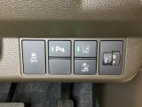 ハンドルの右側にはヘットライトリベライザーとHondaセンシング用のメインスイッチがついています。ヘッドライトリベライザーは道路状況や積荷の加重に応じてライトの高さを調節できます。
