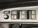 パワーウィンドのスイッチです。運転席に座りながら、助手席や後席の窓を開け閉めできるので大変便利ですよ。