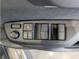 パワーウィンドウのスイッチですよ。 運転席に居ながら窓を開け閉めのコントロールできますよ。 ロック機能で、子供がイタズラして窓を開けるという事も無くなりますよ。