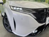 【LEDヘッドライト】悪天候や夜間走行時も良好な視界を確保し安心して運転できる高輝度LEDヘッドライトを装備!点灯速度が早く、消費電力も抑えられています。