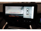 【全方位カメラ】 車の前後左右に取り付けられたカメラで、視線やバックモニターでは死角となる前方や真横も確認できます。狭い駐車スペースもスムーズに駐車できます。