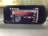 ハンドル操作をアシストすることにより車線からの逸脱回避を支援します。