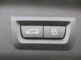 電動リアゲート装備です。バンパー下でのキックスイッチも装備されております。