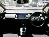 大きなフロントガラスで広々とした視界の運転席まわりです。