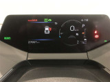とっても見やすいメーターです。夜間時はラグジュアリーな気分にさせてくれる照明が魅力ですので、夜のドライブも楽しみになりますよ♪
