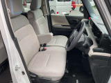 シートリフター搭載。運転席の座面を上下させて、体格に合わせて調整できる機能です。視界の確保やペダルの操作性、疲れにくさの向上に役に立ちます。