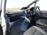 前方の見通しが良いすっきりした視界、誰でも扱いやすく運転できます。疲れにくく安心ドライブを更に快適なものにします!