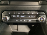 温度の設定のみで快適な風量やモードなどを自動調整してくれるフルオートエアコンを装備!運転席側、助手席側で左右独立して温度調節も可能です!
