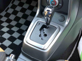 握りやすい位置のシフトレバー。