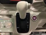 CVT車のセレクトレバーです。低速から高速まで、変速ショックのないスムーズな走りを実現するとともに、エンジン効率のよい領域を維持することで燃費にも貢献します。