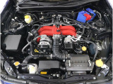 インテークマニホールドはアルミ製を採用しております。またレッド塗装を施して、スポーツカーの心臓部にふさわしいデザインとしました。
