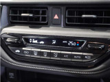 【オートエアコン】温度を設定すれば自動で快適な車内温度を保ちます。エアコン内部の高性能脱臭フィルターで車内のアレルゲンや花粉を除去。